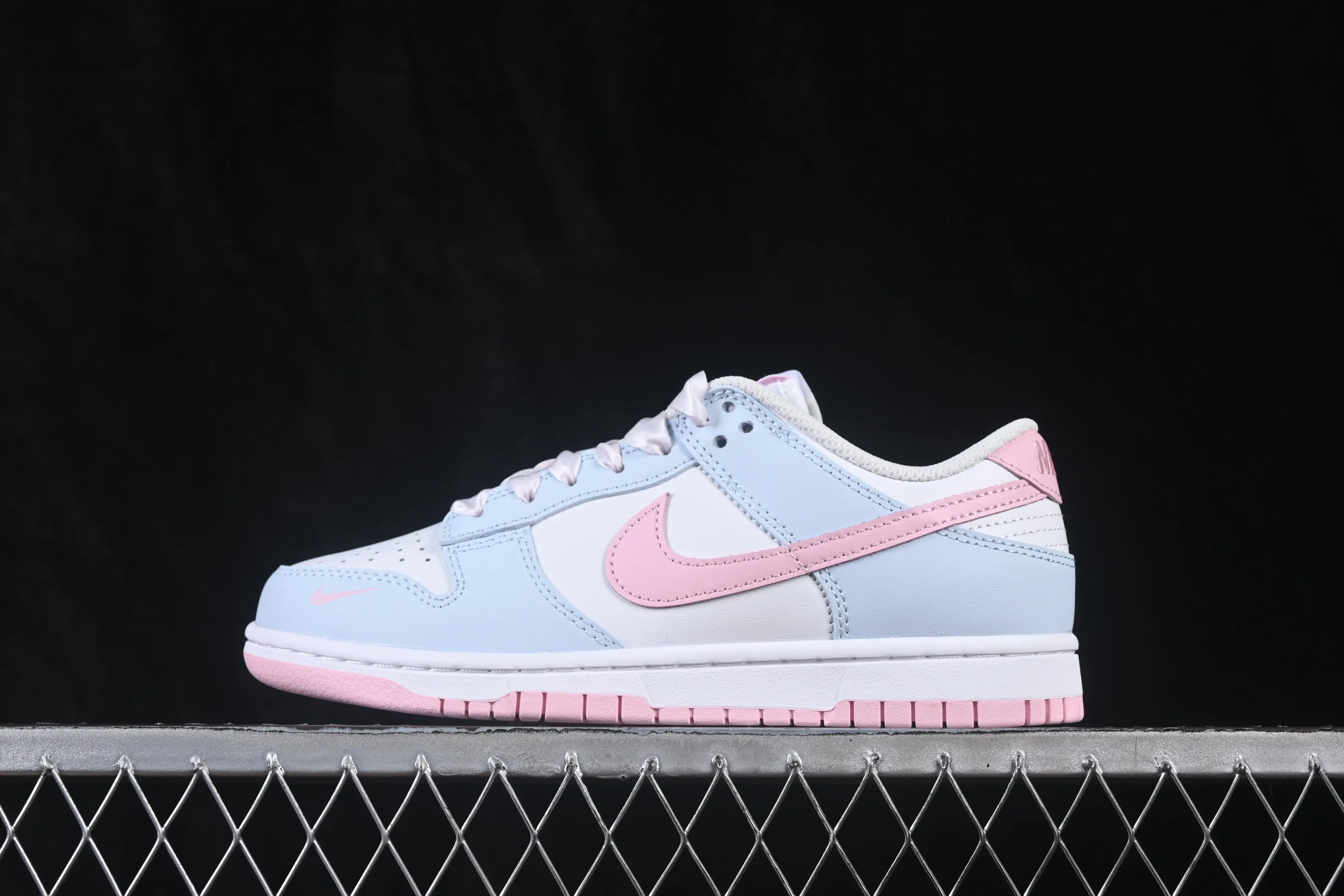 All categories Nk SB Dunk series Nk SB Dunk Low low-top sneakers Nike SB Dunk Low white, gray and pink color matching low-top casual sneakers IB3484-001